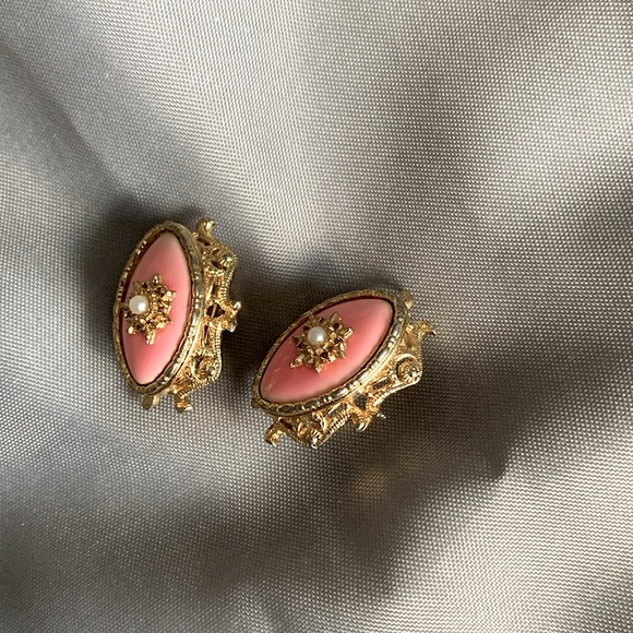 Vintage MOD earrings pink gold pearl enamel ornate clip on earrings - Picture 1 of 10